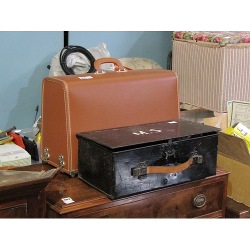 886 - CASED SINGER SEWING MACHINE; TIN BOX ETC