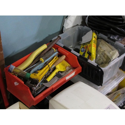 921 - LARGE COLLECTION OF TOOLS TO INCL CONDUIT, TROLLEY JACK ETC