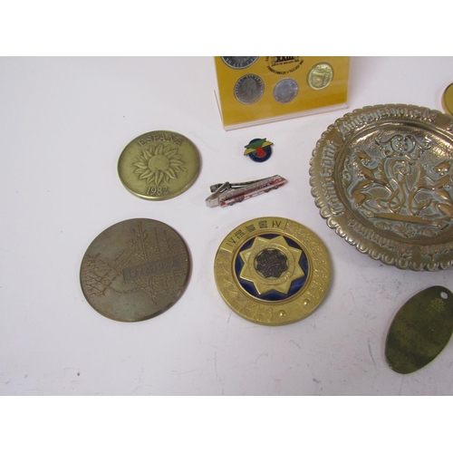 1635 - BOX OF MIXED COINS AND COMMEMORATIVE MEDALLIONS