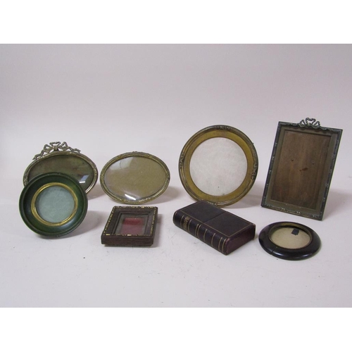 1643 - BOX OF MIXED BRASS, WOOD AND OTHER PHOTO FRAMES