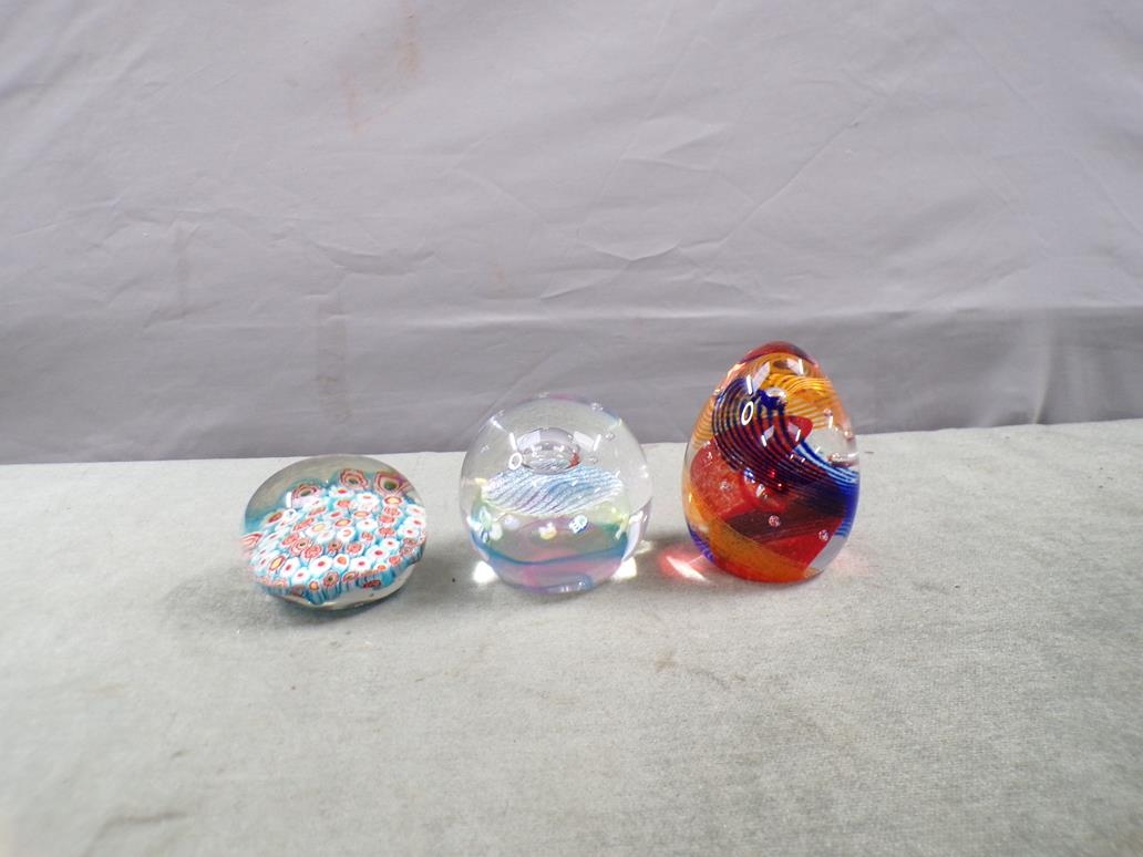 COLLECTION OF ART GLASS PAPERWEIGHTS TO INCL CAITHNESS LARGEST 9CM H   1100304400.JPG