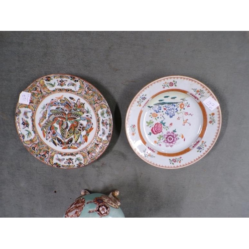 1789 - TWO 18C CHINESE EXPORT PLATES AND A VASE, 23CM H