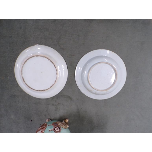 1789 - TWO 18C CHINESE EXPORT PLATES AND A VASE, 23CM H