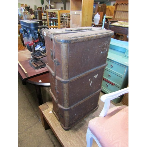 760 - VINTAGE TRUNK