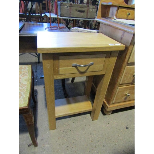 820 - OAK SIDE TABLE