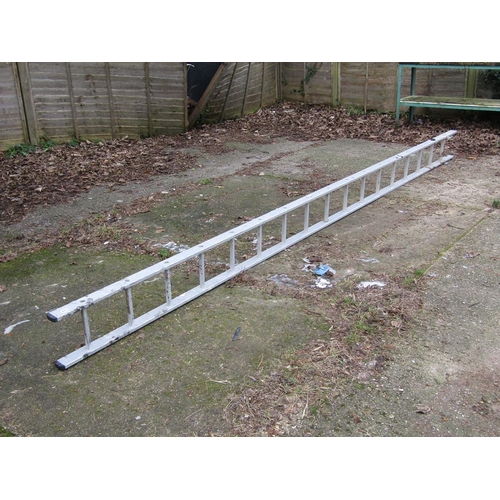 975 - FULL SIZED ALUMINIUM LADDER