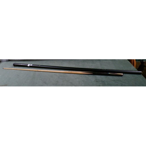 1408 - SNOOKER CUE AND CASE