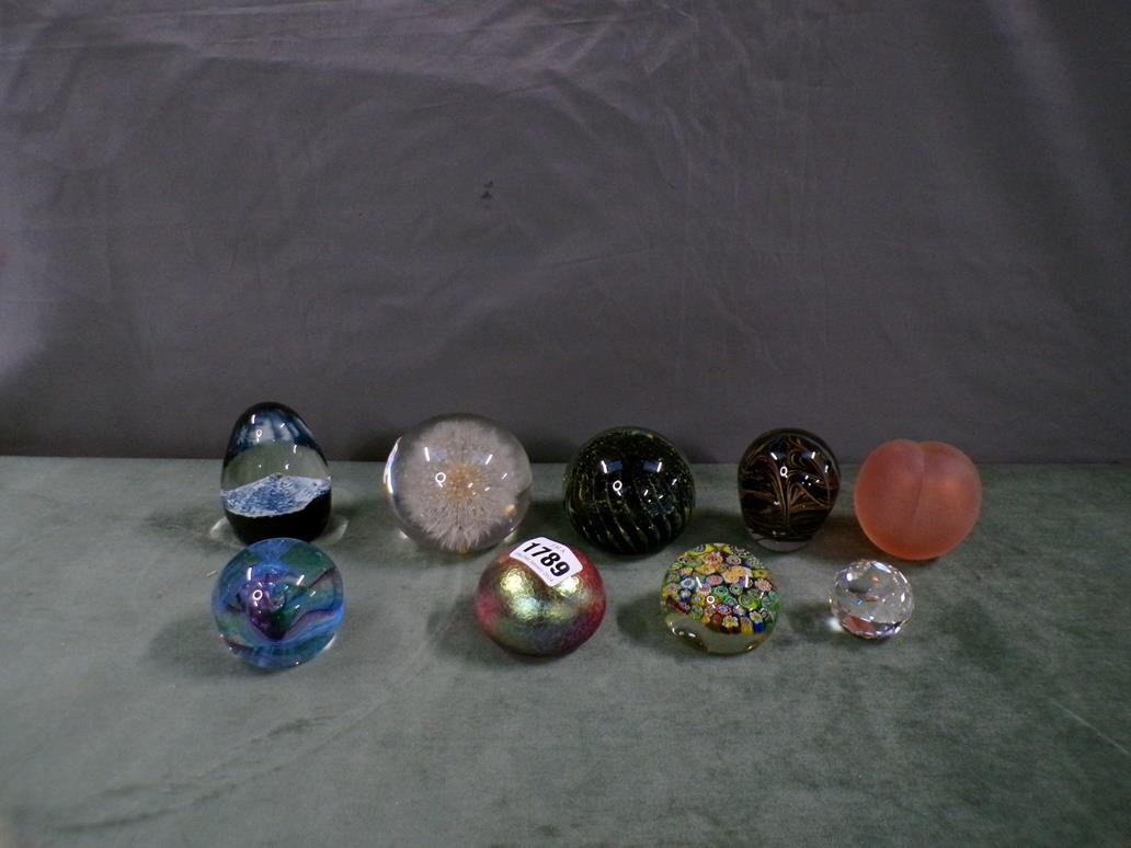 COLLECTION OF GLASS PAPERWEIGHTS TO INCL MILLEFRIORI LARGEST 8CM W