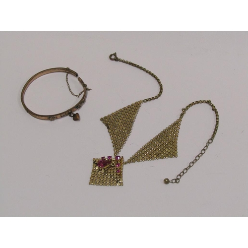 1510 - GILT METAL BANGLE AND A GILT METAL PENDANT NECKLACE, BOTH IN LEATHER FITTED BOXES