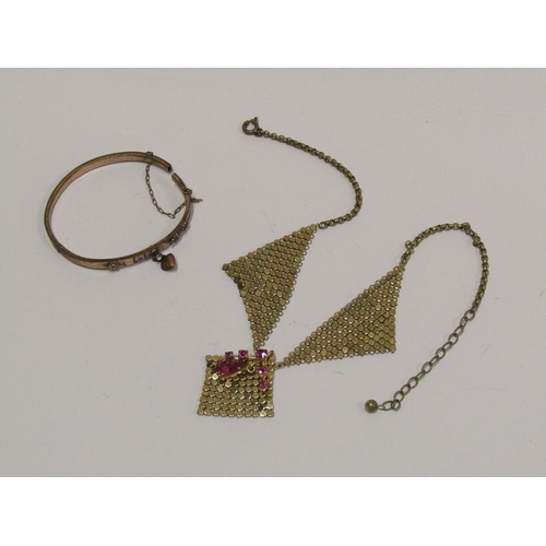 1510 - GILT METAL BANGLE AND A GILT METAL PENDANT NECKLACE, BOTH IN LEATHER FITTED BOXES