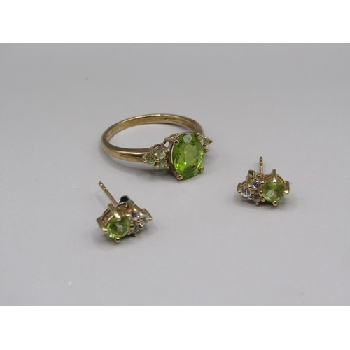 1547 - 9ct GOLD PERIDOT AND TOPAZ RING AND EARRING SET, RING SIZE P 1/2