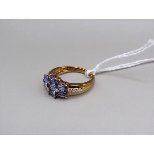 1571 - 9ct GOLD BLUE STONE SET RING SIZE P