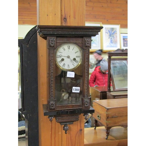 1302 - LATE 19C/EARLY 20C PENDULUM WALL CLOCK IN CARVED WOODEN CASE, 44CM H