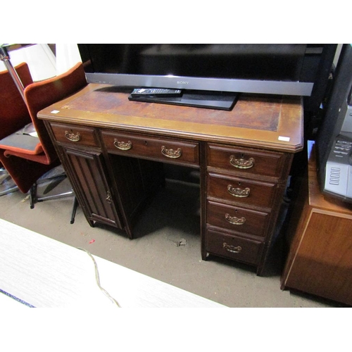 578 - VICTORIAN DESK - 107 w x 76.5 h x 54 d cms