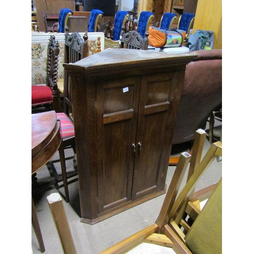 674 - 18c OAK CORNER CUPBOARD