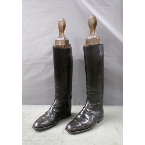 1428 - PAIR OF MET POLICE BLACK LEATHER RIDING BOOTS WITH SHOES