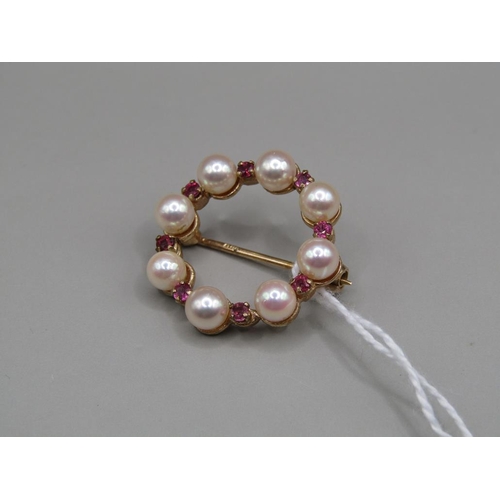 1582 - 9ct GOLD PINK SAPPHIRE AND PEARL CIRCULAR BROOCH 5.8g TOTAL