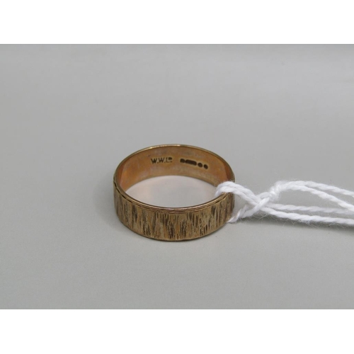 1588 - 9ct GOLD ENGRAVED BAND SIZE R 3.2g