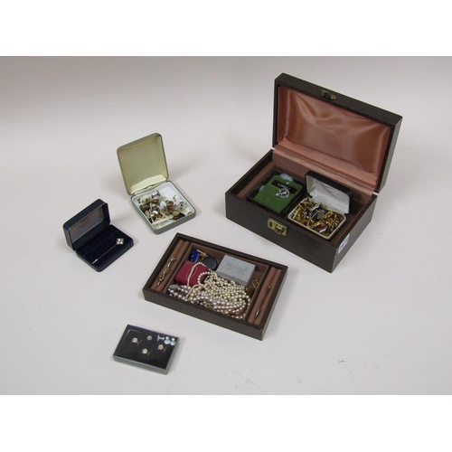 1673 - BOX OF MIXED COSTUME JEWELLERY TO INC. RINGS, BROOCHES, CUFFLINKS ETC.