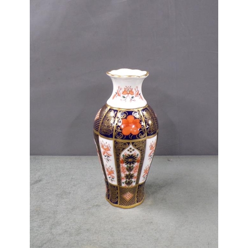 1824 - CROWN DERBY IMARI VASE, 19CM H