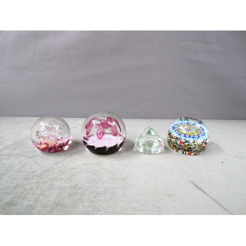 1826 - COLLECTION OF GLASS PAPERWEIGHTS TO INCL MILLEFRIORI - LARGEST 9CM W