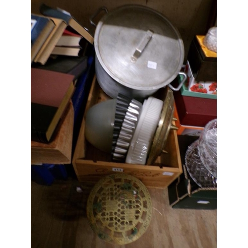 114 - COLLECTION OF KITCHEN ITEMS TO INCL PANS, FLAN DISHES ETC