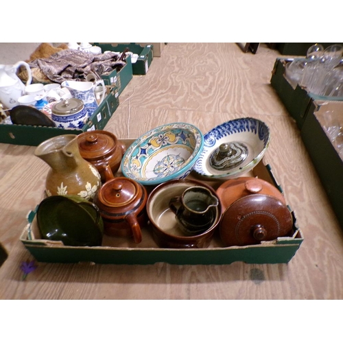 138 - BOX OF MIXED CERAMICS - STONEWARE, MAJOLICA ETC