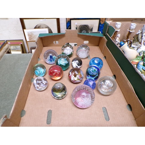 197 - BOX OF PAPERWEIGHTS TO INCL CAITHNESS