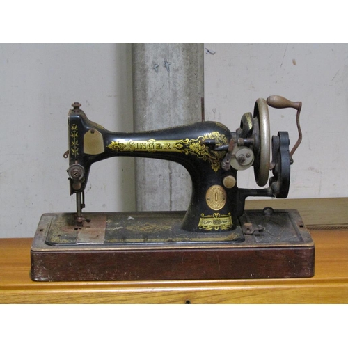 695 - SINGER SEWING MACHINE