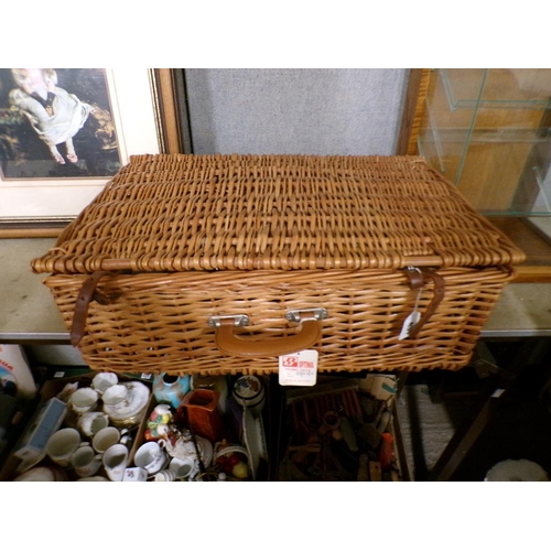 431 - PICNIC HAMPER