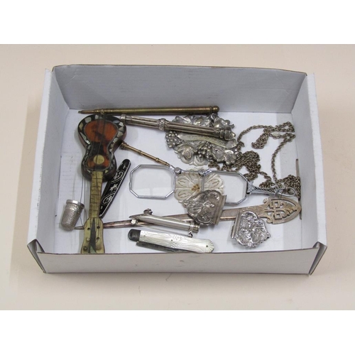 1497 - BOX OF MIXED SILVER AND OTHER WHITE METAL ITEMS TO INC. PROPELLING PENCILS, BOTTLE LABELS, LETTER OP... 