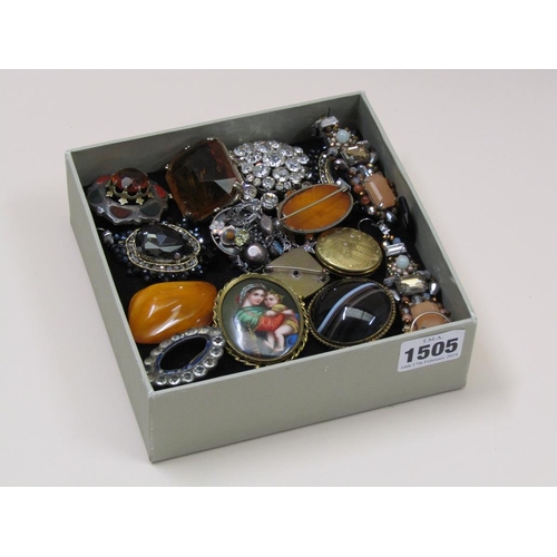 1505 - BOX OF BROOCHES, PENDANTS, EARRINGS, ETC. TO INC. SCOTTISH SILVER BROOCH, AMBER BROOCH, AGATE ETC.