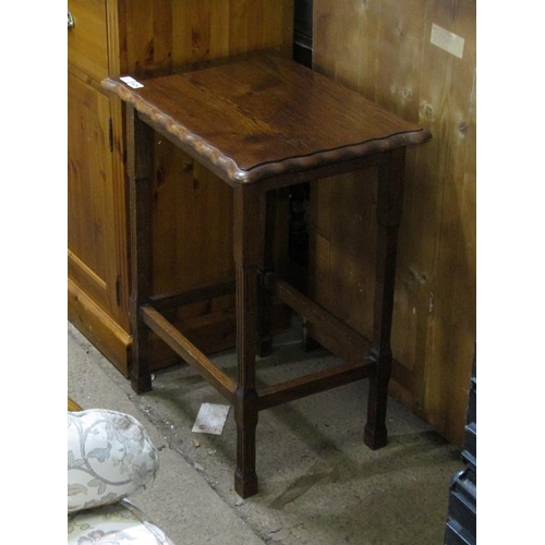 626 - 1930s OAK OCCASIONAL TABLE