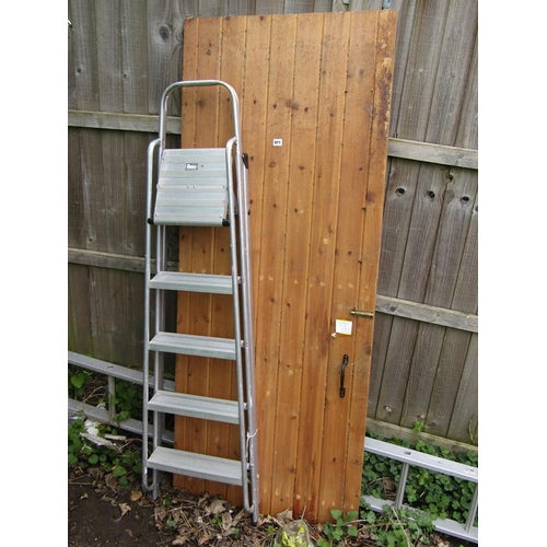 971 - PINE DOOR, LADDER, SET OF STEPS