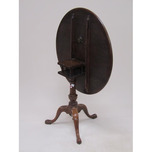 273 - A late Georgian mahogany circular pedestal tilt top table with a baluster carved column raised by th... 