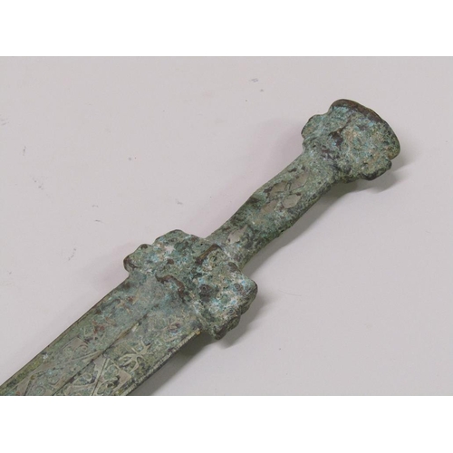 4 - An antiquarian Warring States period ornamental gilt metal sword with silvered decorative inlay, 3/4... 