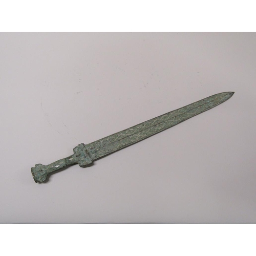 4 - An antiquarian Warring States period ornamental gilt metal sword with silvered decorative inlay, 3/4... 