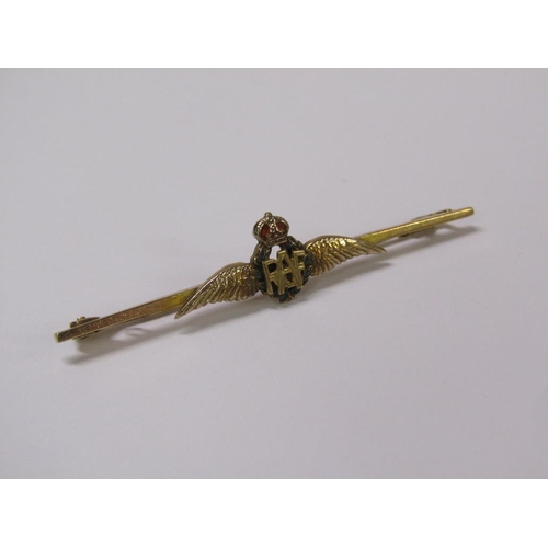 84 - A 9ct gold and enamel RAF wings badge/brooch, makers mark R P Ltd in Skinner & Co fitted box, 3g, 5c... 