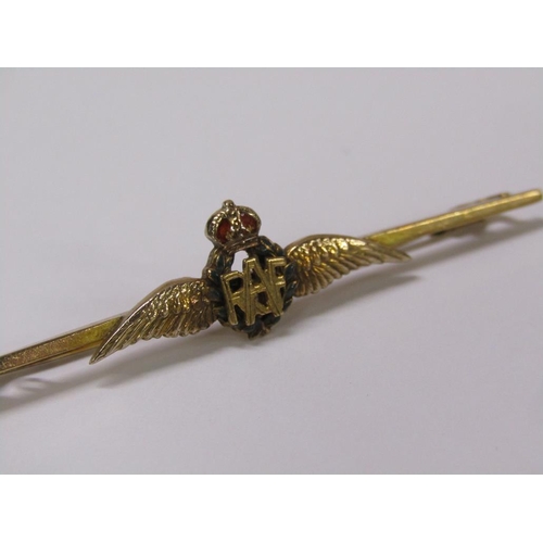 84 - A 9ct gold and enamel RAF wings badge/brooch, makers mark R P Ltd in Skinner & Co fitted box, 3g, 5c... 