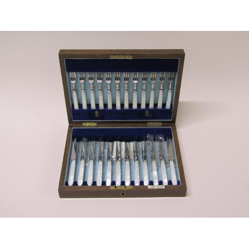 149 - A boxed set of twelve early 20c pearl handled Walker & Hall silver plated fruit knives and forks.