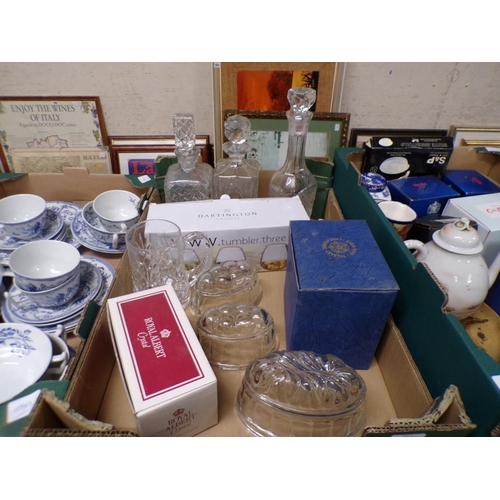 194 - BOX OF CRYSTAL MOULDED GLASSWARE TO INC. JELLY MOULDS AND DECANTERS