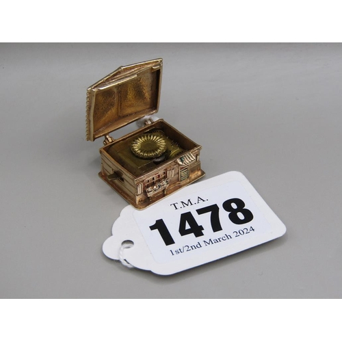 1478 - 9ct GOLD MUSICAL BOX CHARM, MODELLED AS AN ALPINE LODGE AND PLAYING HAPPY BIRTHDAY, MAKERS MARK 'CJM... 