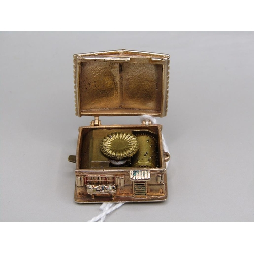 1478 - 9ct GOLD MUSICAL BOX CHARM, MODELLED AS AN ALPINE LODGE AND PLAYING HAPPY BIRTHDAY, MAKERS MARK 'CJM... 