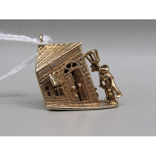 1479 - 9ct GOLD CHARM PUB AND DRUNK PATRON SWINGING FROM THE LAMPOST, MAKERS MARK 'FM' 7.6g