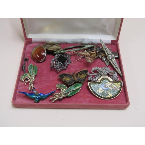 1498 - BOX OF COSTUME JEWELLERY, BROOCHES ETC. TO INC. SILVER MARCASITE AGATE AND GOLD PLATED