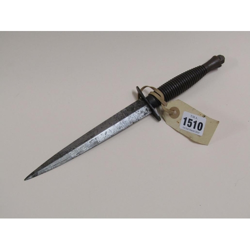 1510 - MILITARY DAGGER WITH CROSSKEY LOGO TO HANDLE