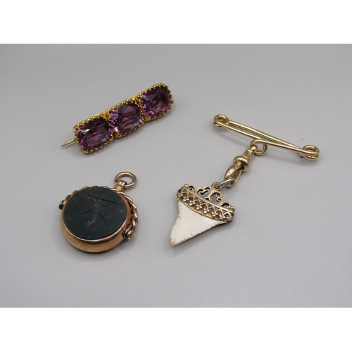 1586 - 9ct GOLD MOUNTED BLOODSTONE SPINNER PENDANT, GOLD SAFETY PIN WITH ATTACHED PENDANT AND A THREE STONE... 