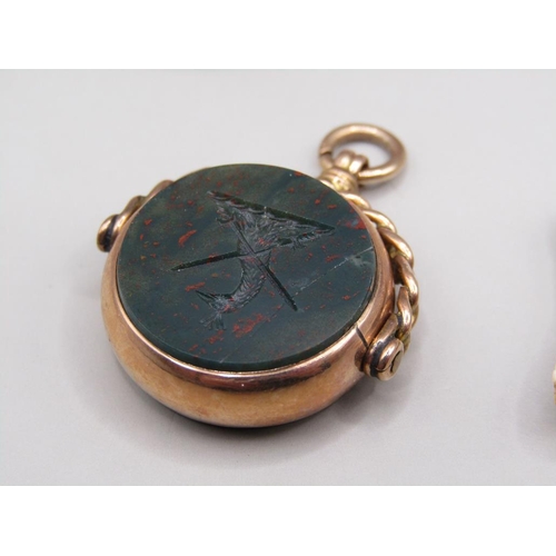 1586 - 9ct GOLD MOUNTED BLOODSTONE SPINNER PENDANT, GOLD SAFETY PIN WITH ATTACHED PENDANT AND A THREE STONE... 