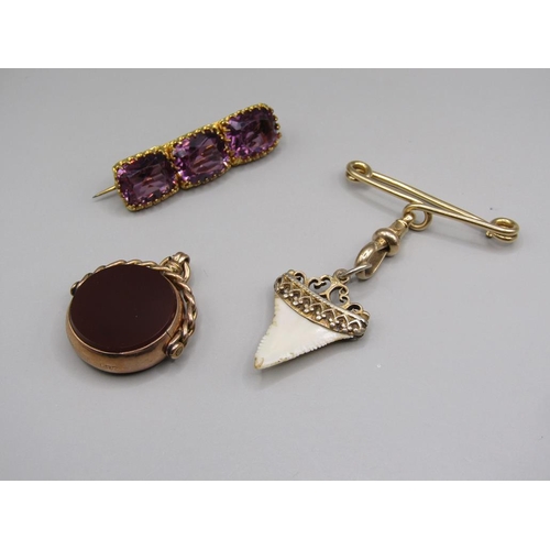 1586 - 9ct GOLD MOUNTED BLOODSTONE SPINNER PENDANT, GOLD SAFETY PIN WITH ATTACHED PENDANT AND A THREE STONE... 