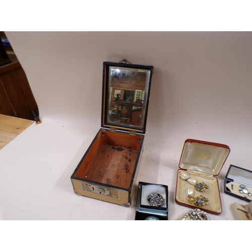 1689 - JEWELLERY BOX AND ITS CONTENTS